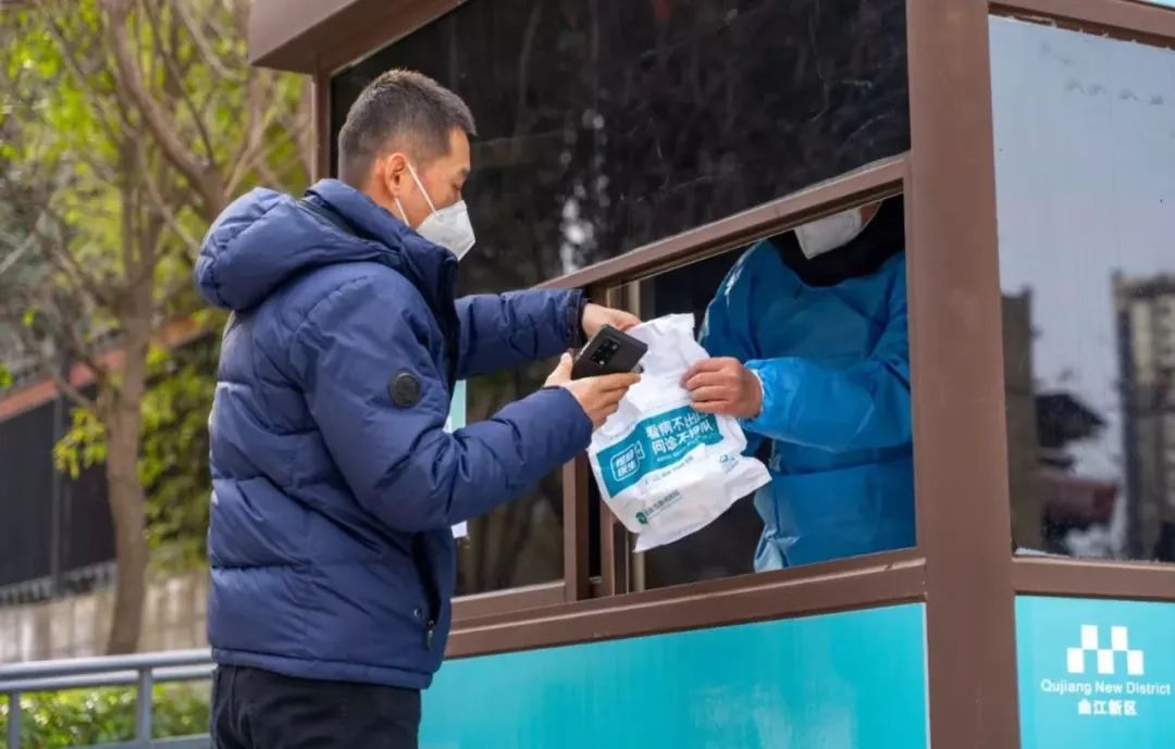 门诊量暴增4倍，全国多地诊所迎战“疫情第一波冲击”