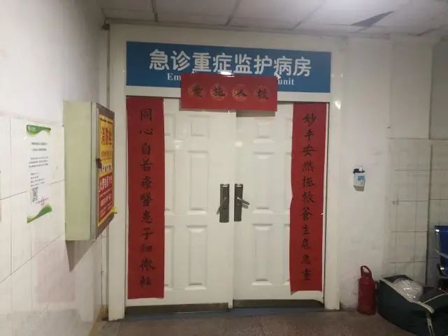 县城新冠疫情过峰：医院大厅无人排队，诊所关门过年